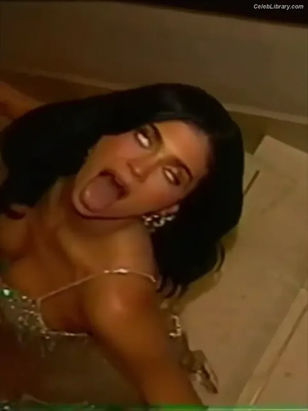 Kylie Jenner photo 22 of 4071