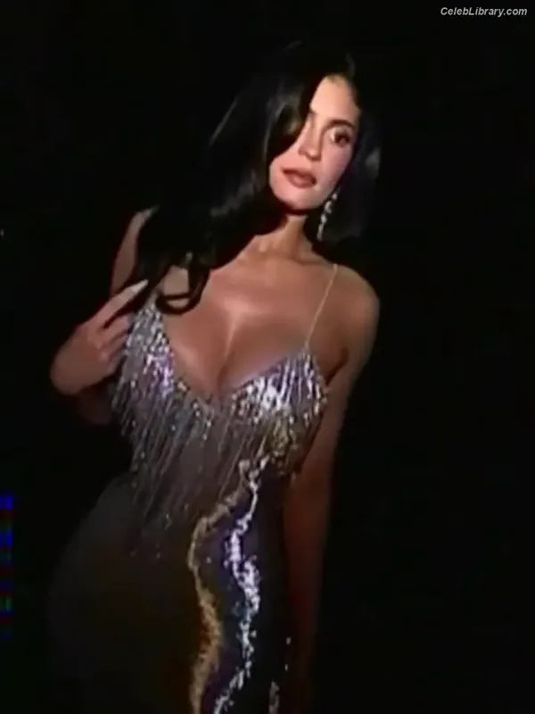 Kylie Jenner photo 5 of 4071