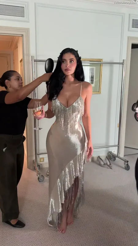 Kylie Jenner photo 16 of 4071