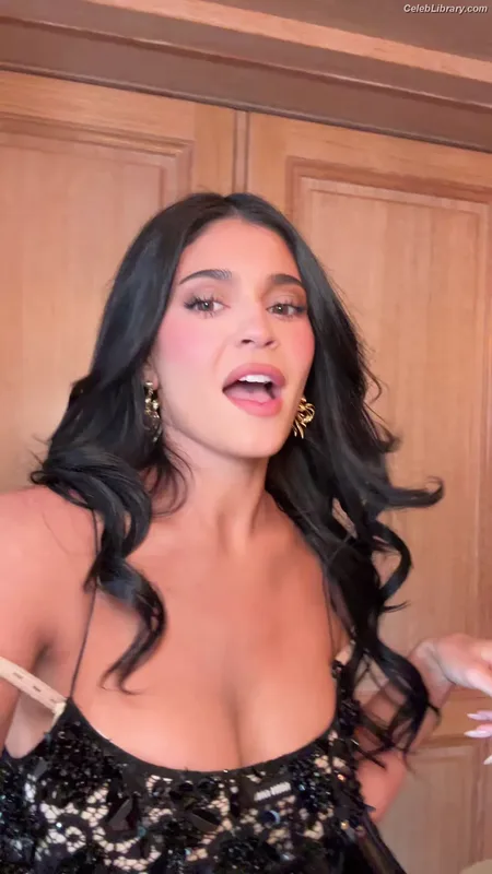 Kylie Jenner photo 3 of 4071