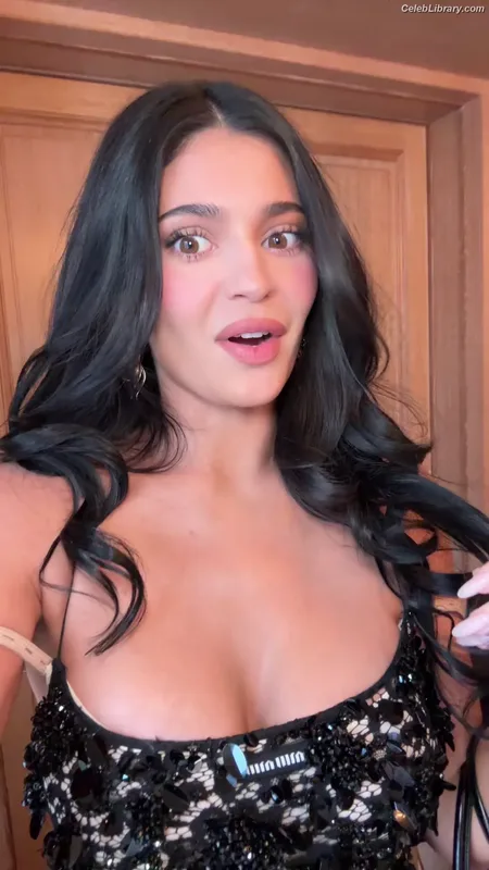 Kylie Jenner photo 4 of 4071