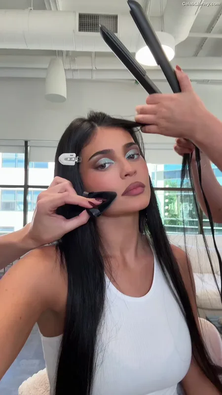 Kylie Jenner photo 9 of 4071