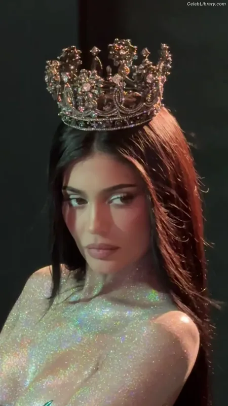 Kylie Jenner photo 10 of 4071
