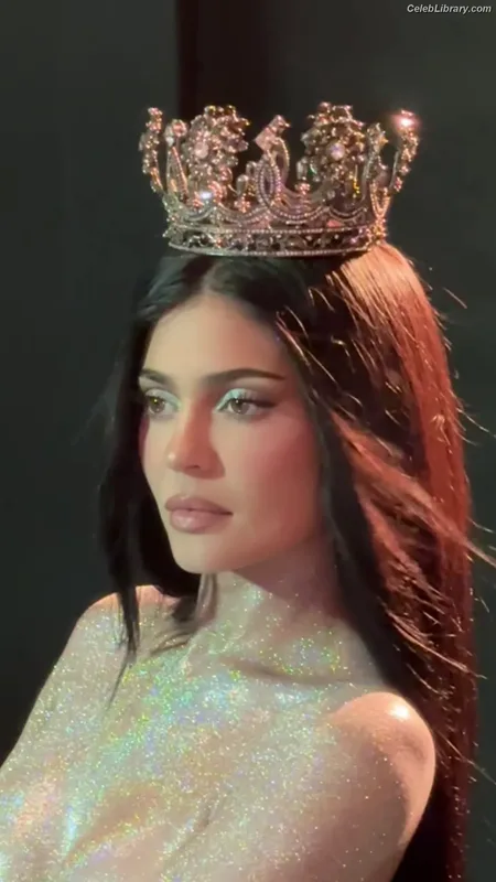Kylie Jenner photo 11 of 4071
