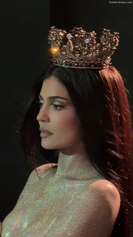 Kylie Jenner photo 12 of 4071