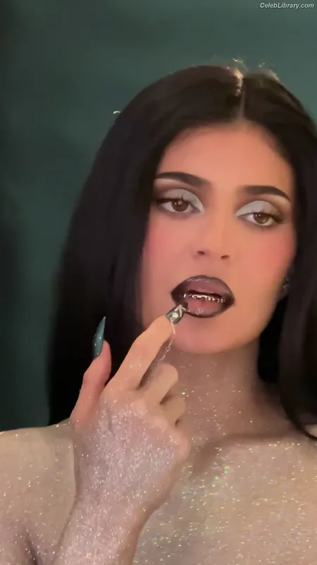 Kylie Jenner photo 13 of 4071