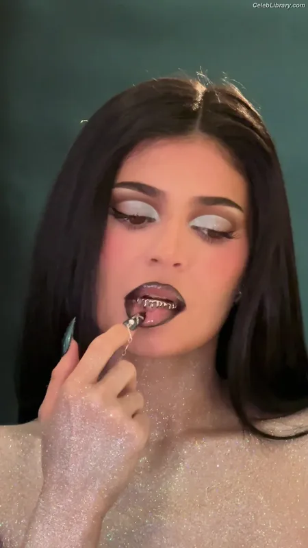 Kylie Jenner photo 14 of 4071