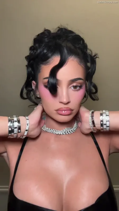 Kylie Jenner photo 15 of 4071