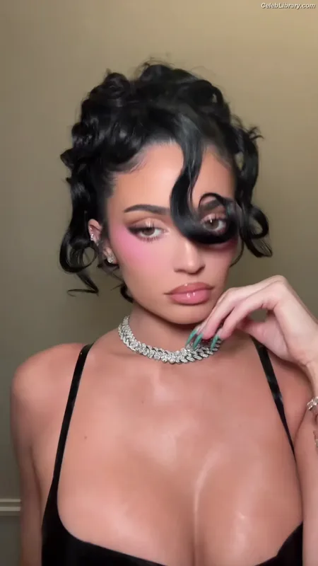 Kylie Jenner photo 16 of 4071