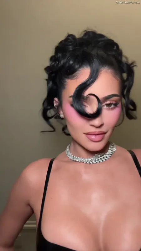 Kylie Jenner photo 21 of 4071
