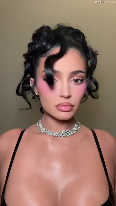 Kylie Jenner photo 22 of 4071