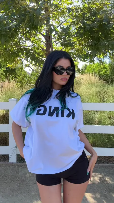 Kylie Jenner photo 23 of 4071