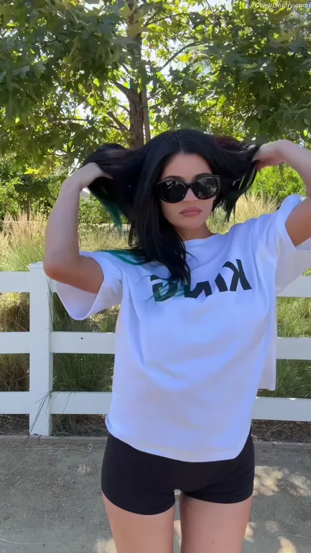 Kylie Jenner photo 24 of 4071