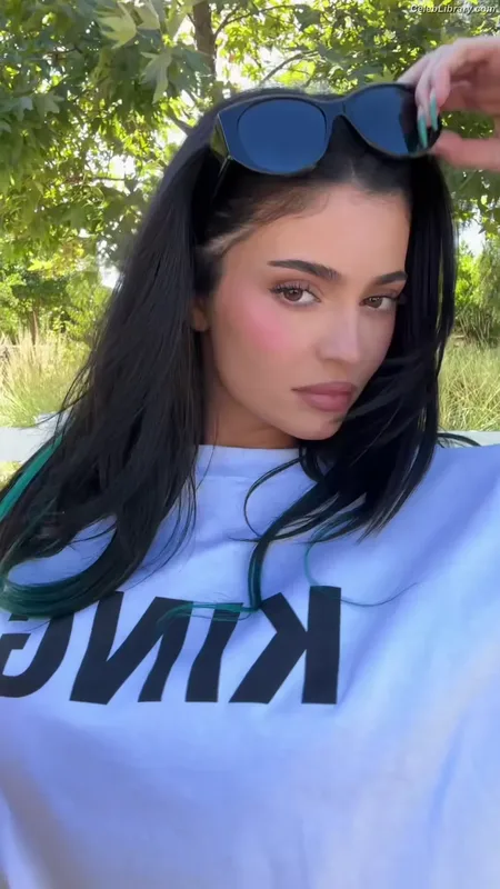 Kylie Jenner photo 1 of 4071