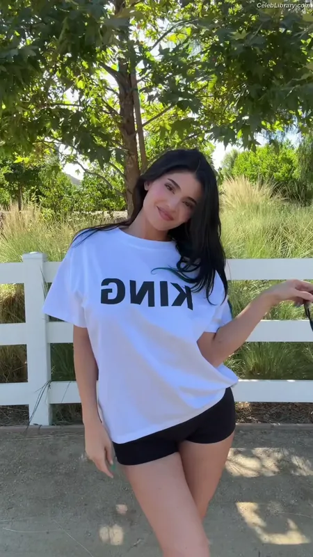 Kylie Jenner photo 2 of 4071