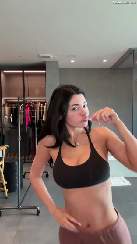 Kylie Jenner photo 24 of 4071