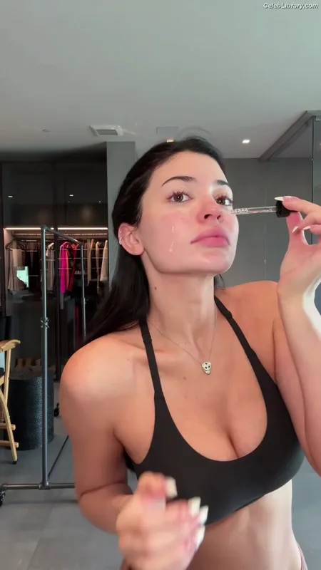 Kylie Jenner photo 2 of 4071