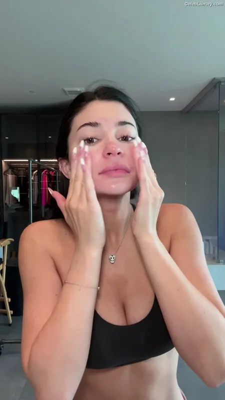 Kylie Jenner photo 3 of 4071
