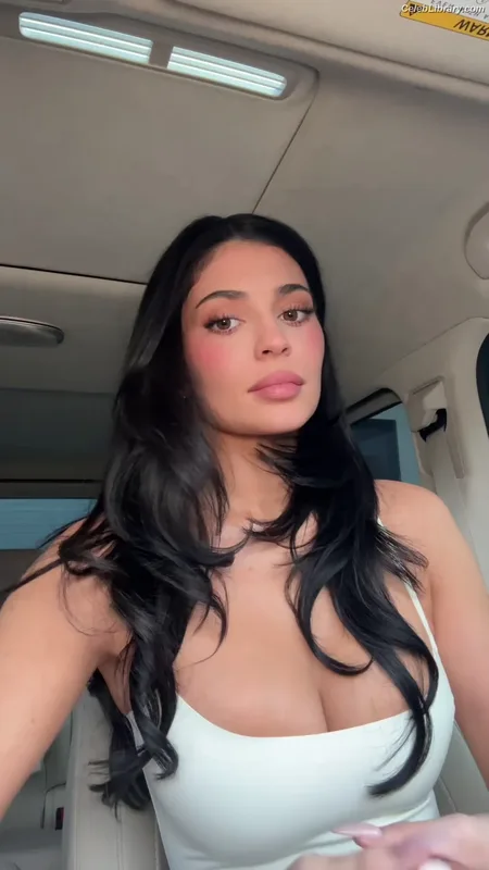 Kylie Jenner photo 6 of 4071