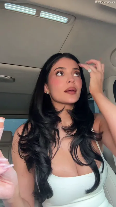Kylie Jenner photo 7 of 4071