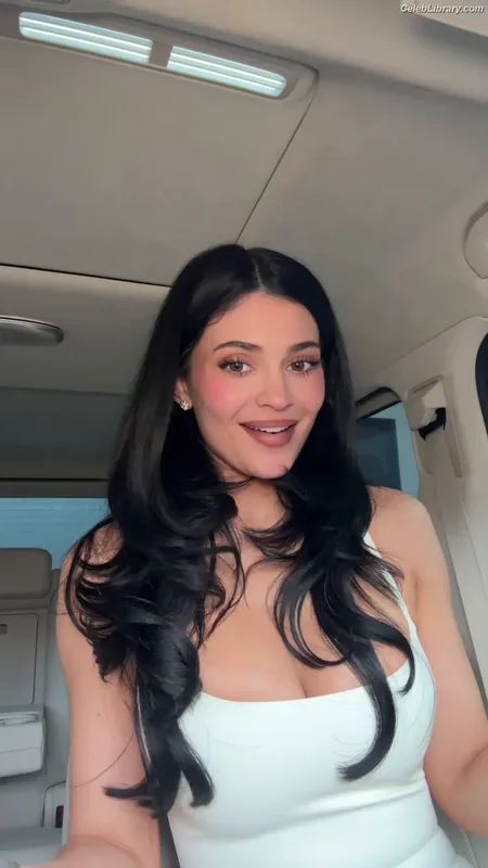 Kylie Jenner photo 8 of 4071