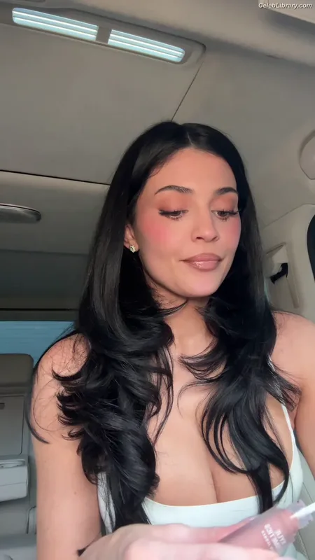 Kylie Jenner photo 9 of 4071