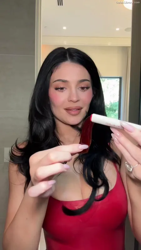 Kylie Jenner photo 10 of 4071