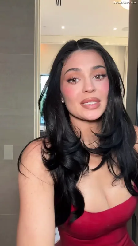Kylie Jenner photo 12 of 4071