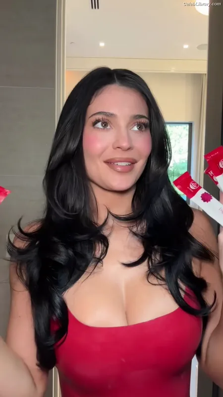 Kylie Jenner photo 13 of 4071