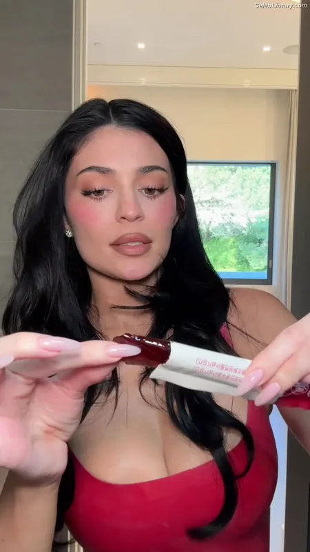 Kylie Jenner photo 14 of 4071