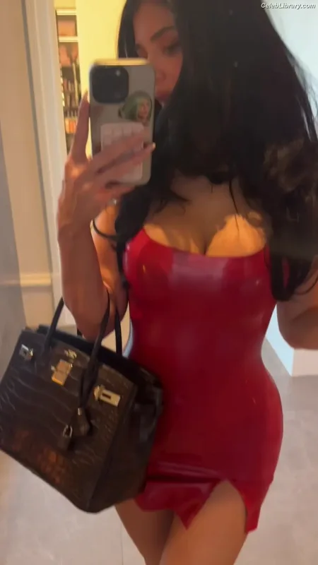 Kylie Jenner photo 17 of 4071