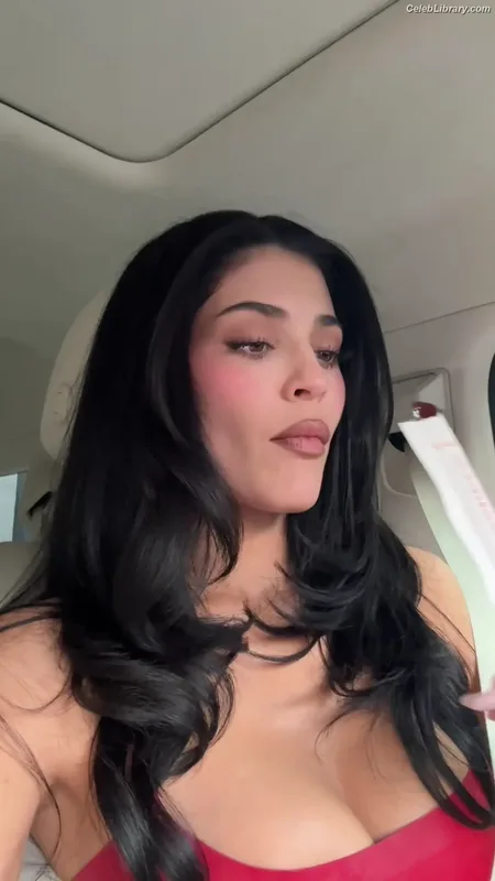 Kylie Jenner photo 18 of 4071