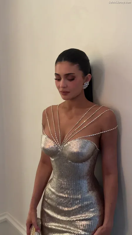 Kylie Jenner photo 4 of 4071