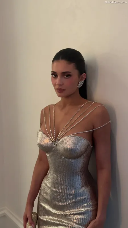 Kylie Jenner photo 6 of 4071