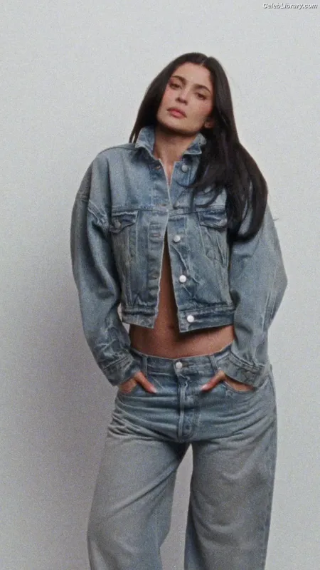 Kylie Jenner photo 24 of 4071