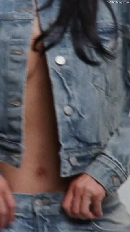 Kylie Jenner photo 1 of 4071
