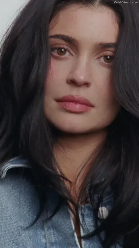 Kylie Jenner photo 2 of 4071