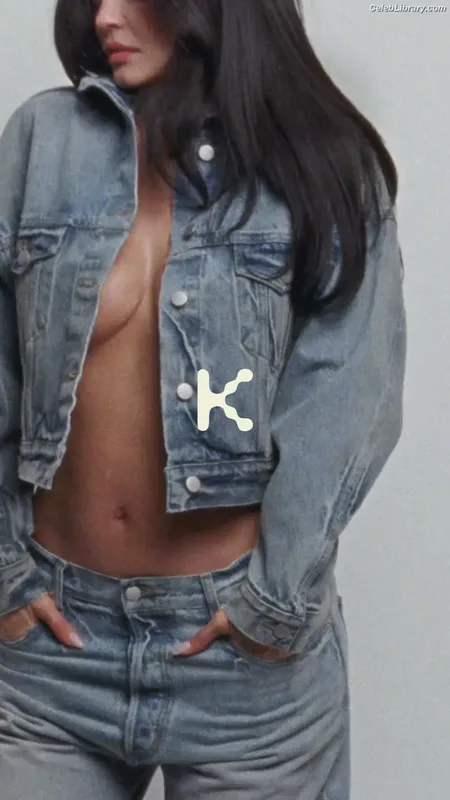 Kylie Jenner photo 5 of 4071
