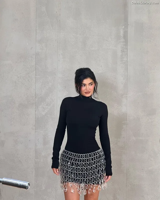 Kylie Jenner photo 10 of 4071
