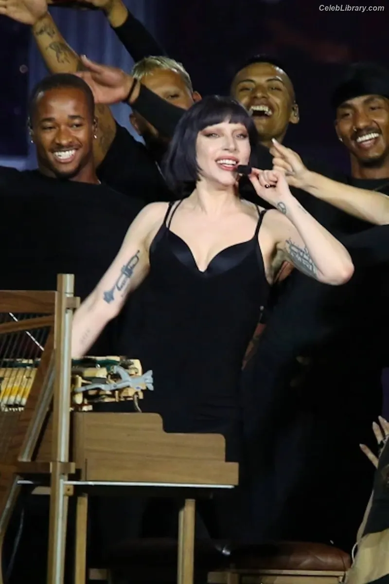 Lady Gaga photo 3 of 3664
