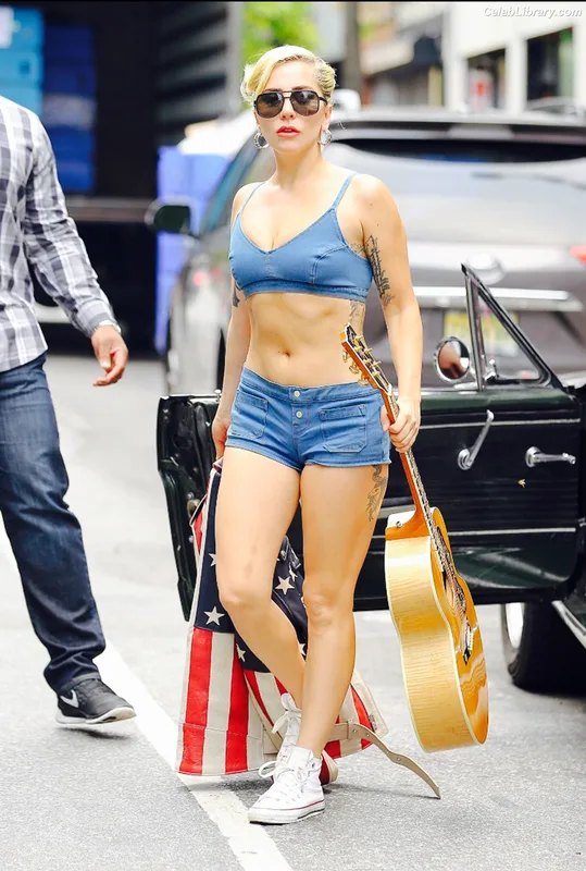 Lady Gaga photo 10 of 1595