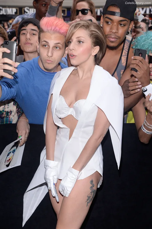 Lady Gaga photo 3 of 1595