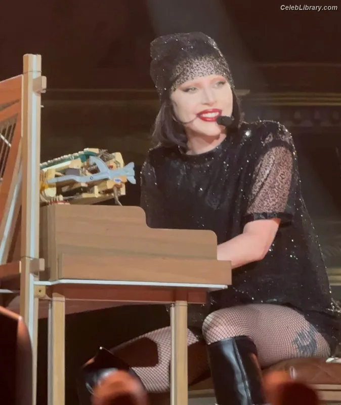 Lady Gaga photo 3 of 1595