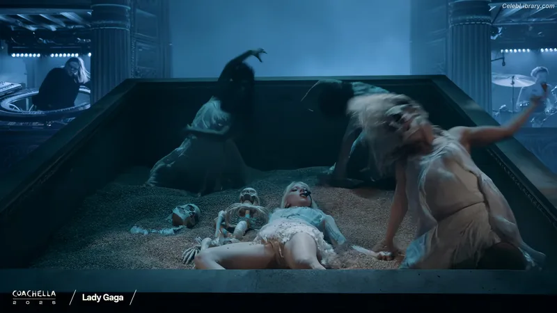Lady Gaga photo 21 of 1595