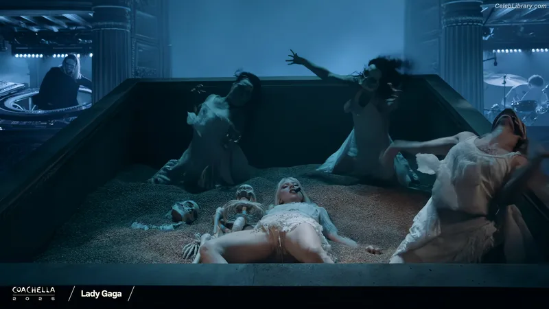 Lady Gaga photo 2 of 1595