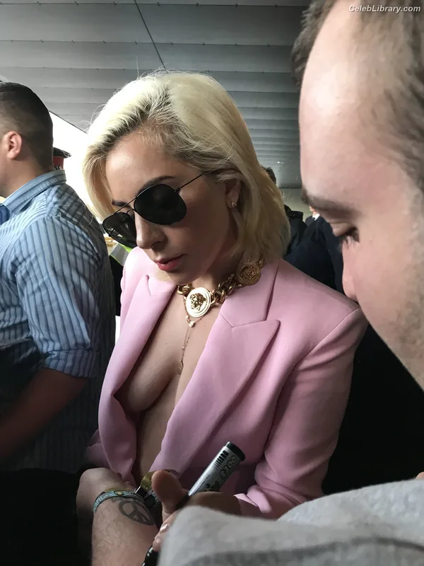 Lady Gaga photo 10 of 1595