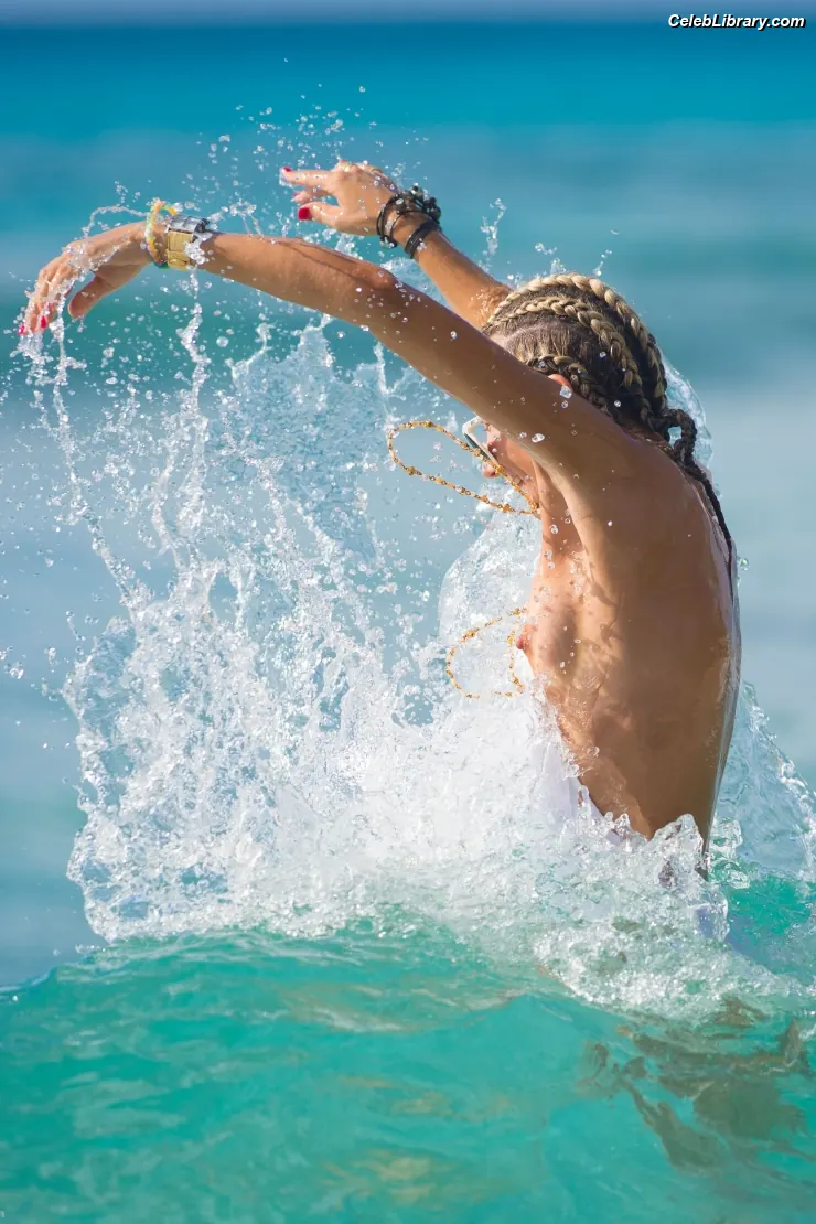 Lady Victoria Hervey photo 2 of 108