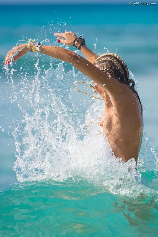 Lady Victoria Hervey photo 2 of 109