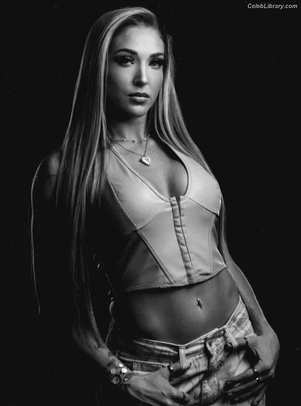Lainey Reid photo 2 of 190