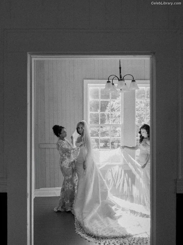 Lainey Wilson photo 17 of 229